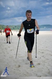 Krzysztof Człapski - rozgrzeje zawodników przed startem Nordic Walking